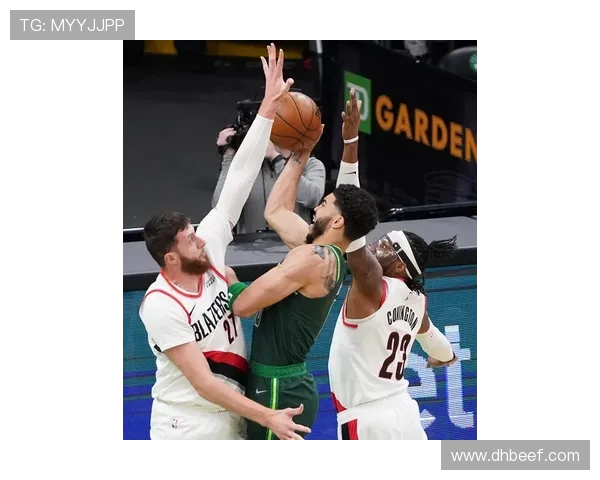 埃奇库姆45度命中3加1 76人首节发力领先独行侠10分